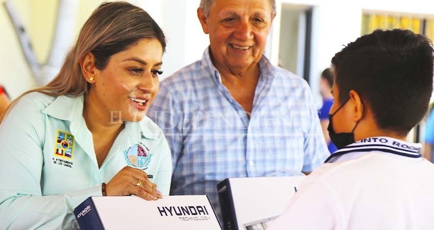Ayuntamiento Los Cabos entrega equipos de cómputo a jóvenes estudiantes