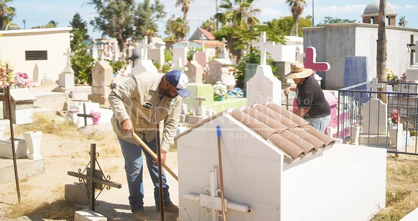 Refuerza Servicios Públicos jornadas de limpieza en panteones de Los Cabos