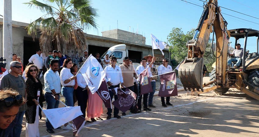 Dan banderazo de inicio a la obra de construcción de red hidráulica en la colonia Valle del Cabo parte alta en Cabo San Lucas