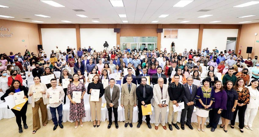 Entrega la UABCS 164 títulos y grados académicos
