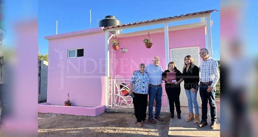 Gobierno del estado entrega recámara con baño incluyente en San Francisco de la Sierra
