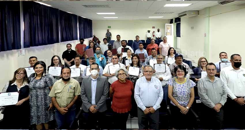 UABCS reconoce trayectoria laboral de su personal administrativo