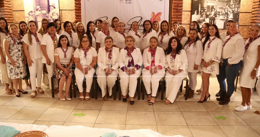 Toman protesta 32 personas voluntarias del grupo “Fuerza y Amor por Los Cabos”