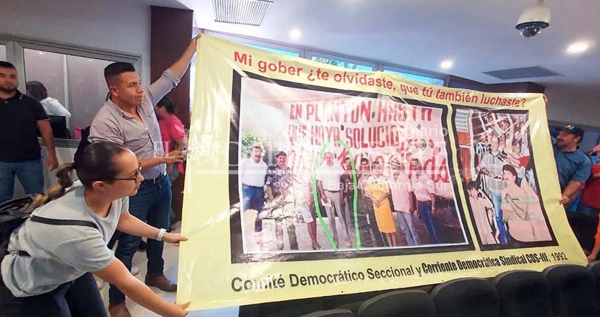 Revientan maestros sesión del Congreso del Estado