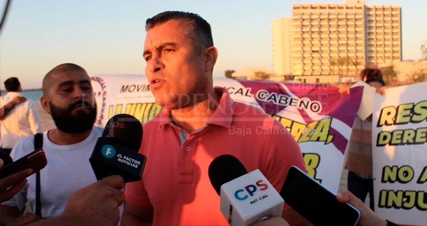 Protestan maestros en informe de senador de Morena