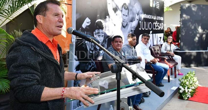 Julio César Chávez recibió reconocimiento por su trayectoria en el boxeo, lo otorgó Ayto de Los Cabos
