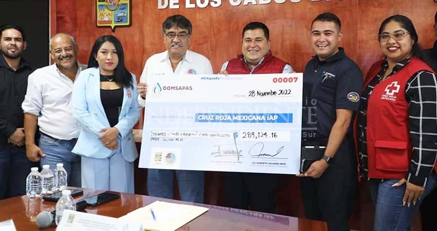Entrega alcalde y Oomsapas Los Cabos aportación mensual a personal de Cruz Roja y Bomberos