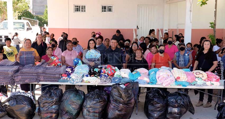 Continúa DIF Municipal La Paz con la entrega de cobijas
