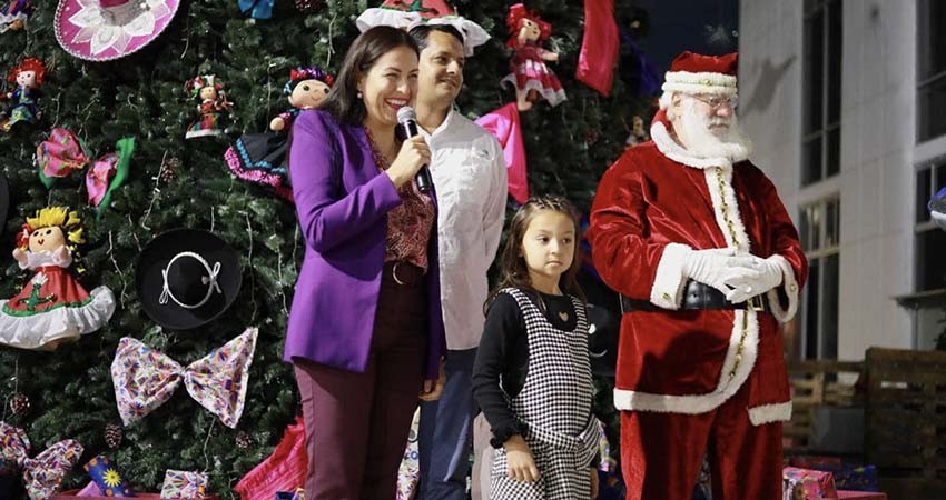 Con verbena popular encienden luces del árbol navideño del Ayto de La Paz