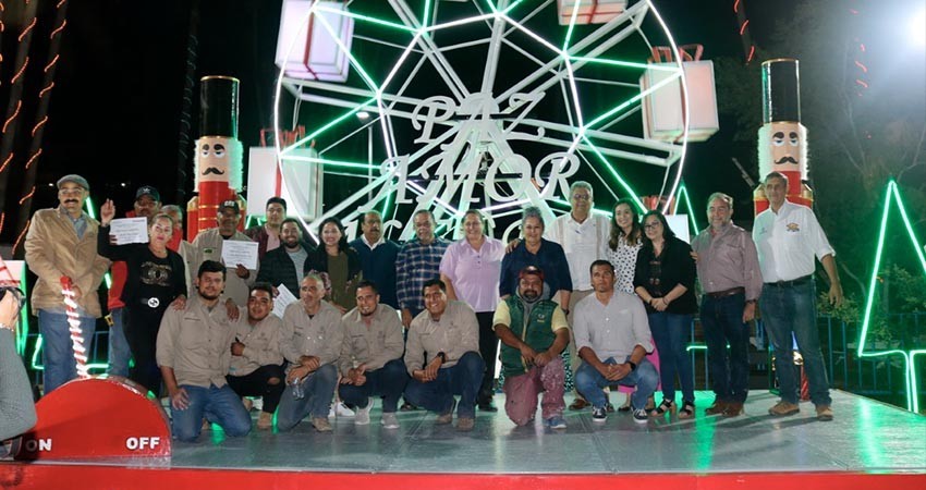 Encienden luces en villa navideña del ISIFE