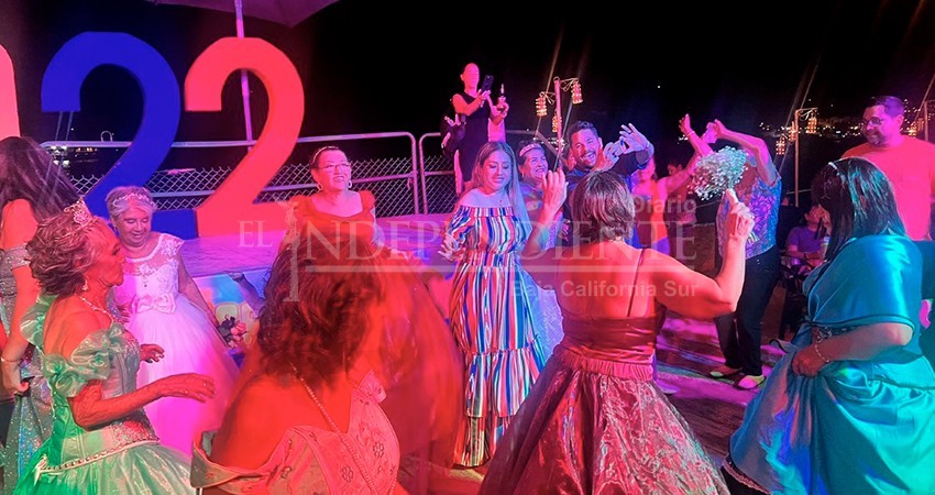 Nunca es tarde para celebrar XV años y 13 abuelitas de Los Cabos cumplieron el sueño
