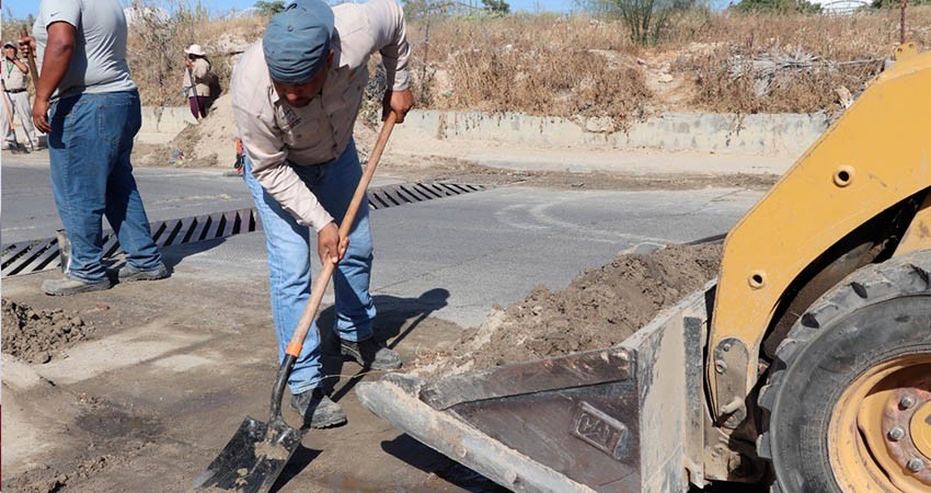 Personal de Servicios Públicos continúa trabajando en el mantenimiento y limpieza de camellones en CSL