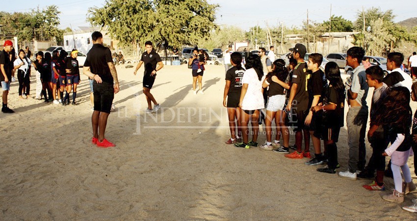 Los Cabos United realizan entrenamiento con niños y niñas en la Colonia Caribe Bajo