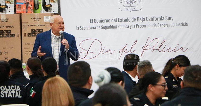 Reconoce Gobernador Víctor Castro a policías en su día