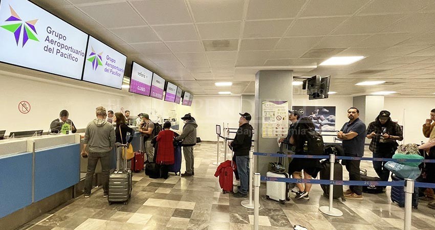 Cientos de pasajeros nacionales e internacionales afectados por demoras o cancelaciones de vuelos en BCS