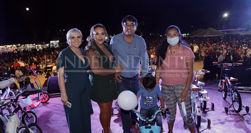 El Gobierno con sentido humano lleva alegría y regalos a todos los rincones de Los Cabos este Día de Reyes Magos