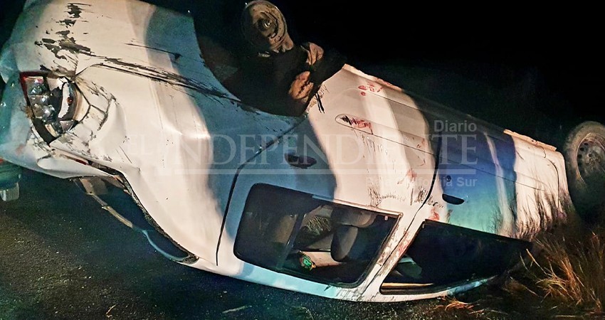 Dos jóvenes vuelcan su vehículo por exceso de velocidad