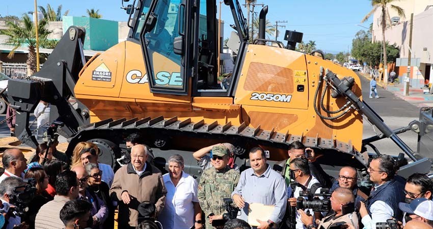 Entrega gobernador Castro Cosío tractor a la JEC para El Patrocinio