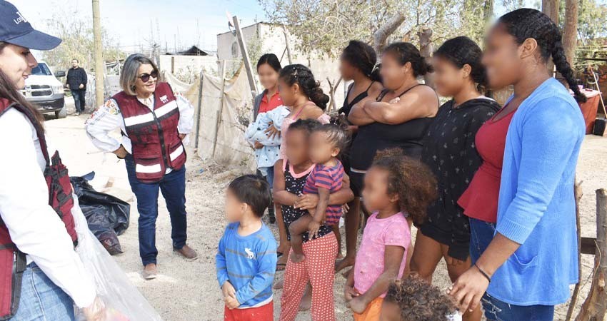 Entrega SEDIF apoyos a población de colonias en Los Cabos
