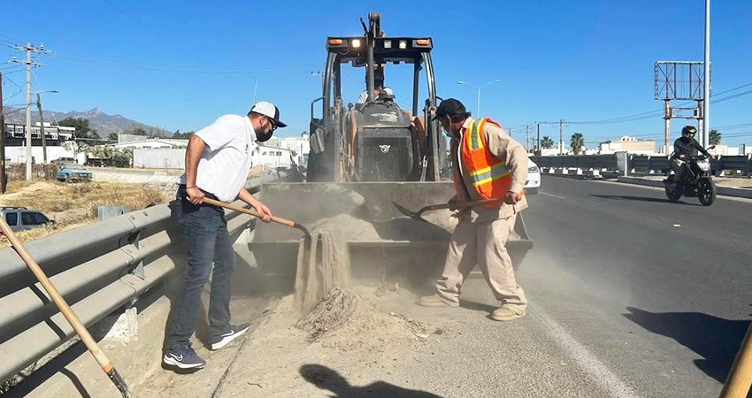 Trabaja Servicios Públicos en el desazolve de la carretera Transpeninsular