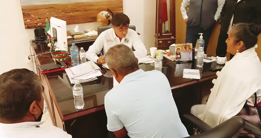 Acuerdan alcalde  Leggs Castro y Asociación de Pueblos Indígenas trabajar a favor de la comunidad