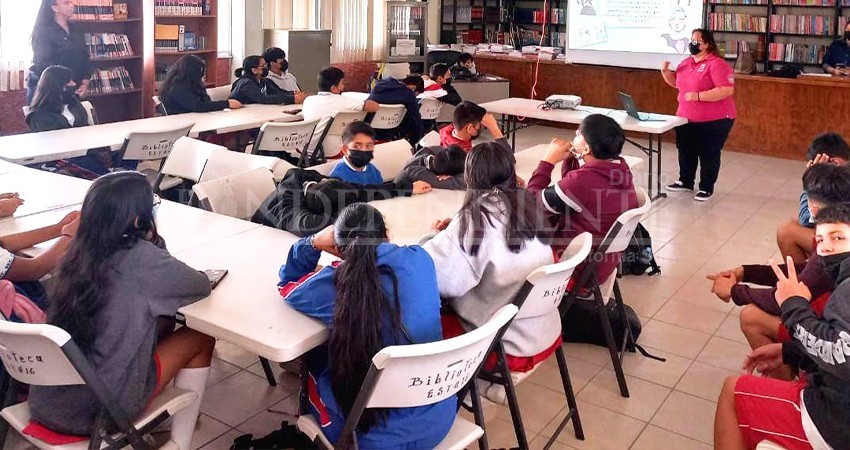 Personal del InMujeres imparte pláticas informativas sobre “Violencia en el Noviazgo” a estudiantes