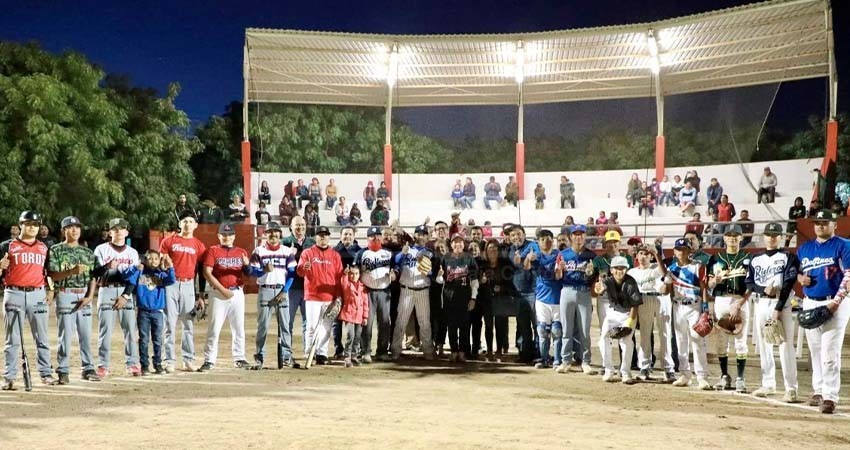 Entrega Alcaldesa de La Paz alumbrado del campo de béisbol en El Carrizal