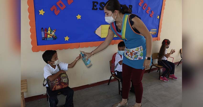 Invierte gobierno estatal 9 MDP en material de limpieza para planteles de nivel básico