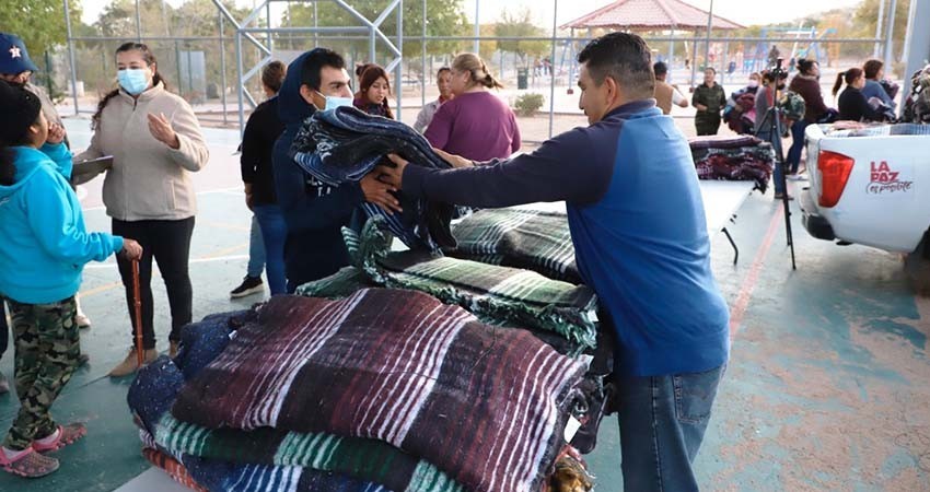 Entrega DIF La Paz cobijas en las colonias de la ciudad