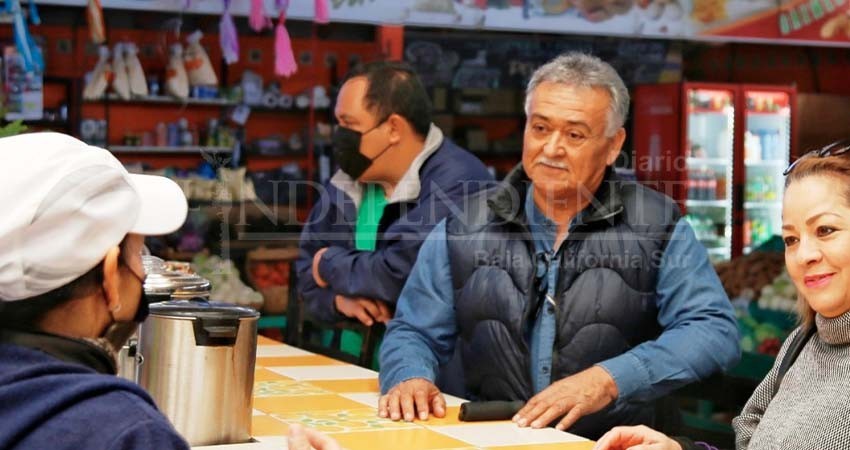 Recorren Servidores Públicos de La Paz instalaciones del Mercado Olachea