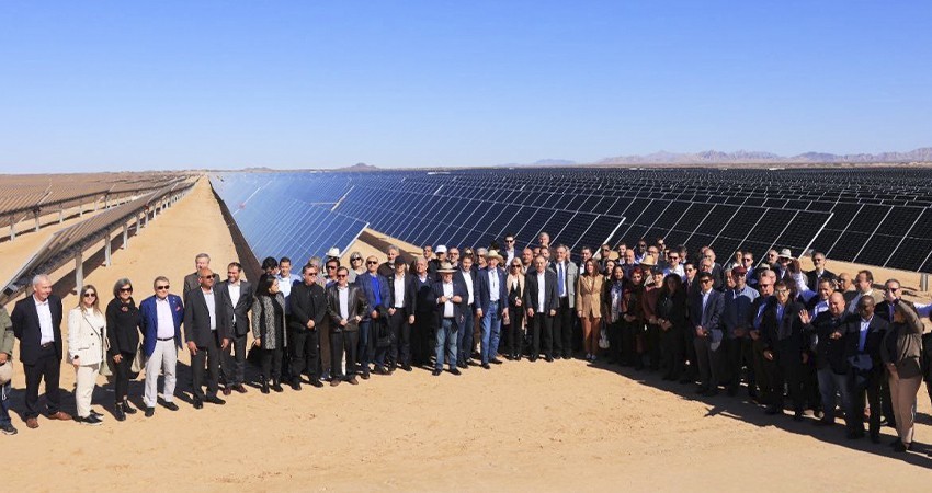 México presenta en Sonora “la mayor planta solar de Latinoamérica”