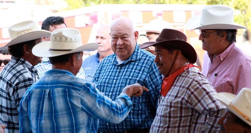 Compromete Castro Cosío ambulancia y beneficios en la comunidad de la candelaria