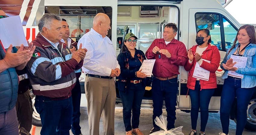 Entrega el gobernador Castro Cosío ambulancia comprometida a la comunidad de Las Barrancas