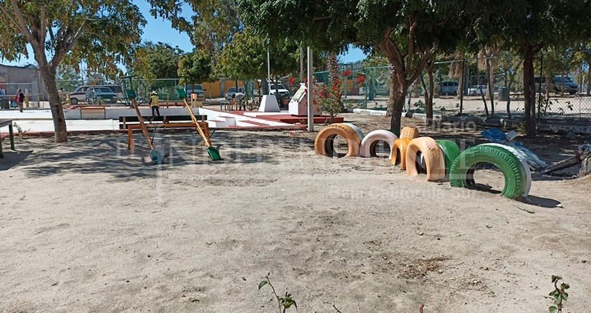 Realiza Servicios Públicos limpieza y pintado de parque y cancha en Ejido Melitón Albañez