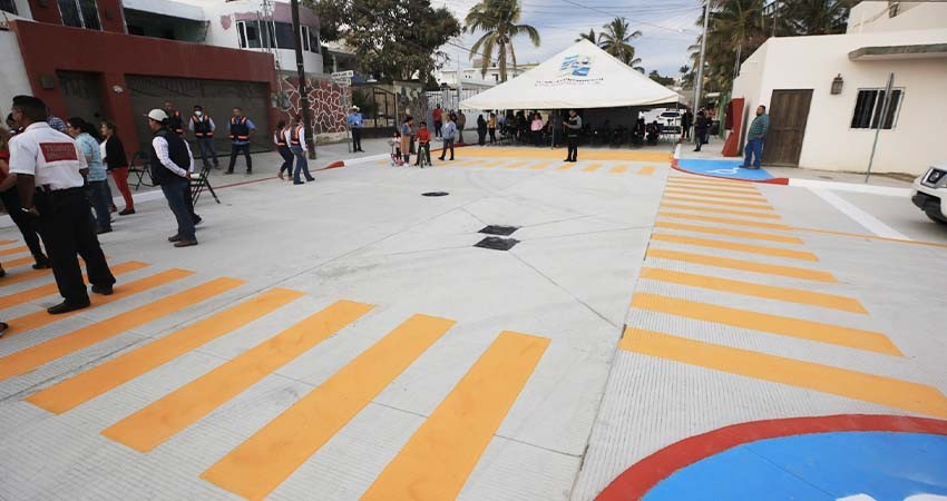 Entrega Leggs Castro las obras de pavimentación de la calle Misión de Loreto en CSL