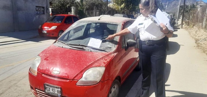 Pide Ayuntamiento Los Cabos no abandonar carros ni usar banquetas como taller mecánico