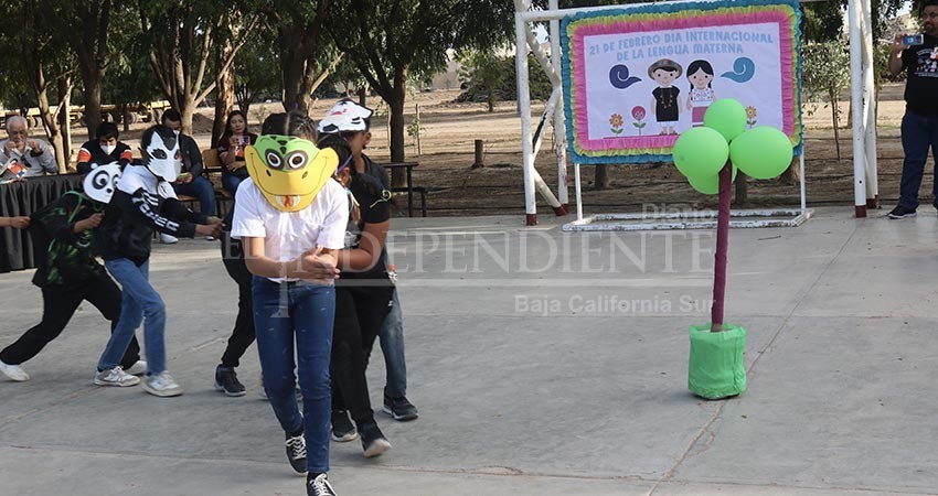 Celebran alumnos migrantes día internacional de la lengua materna