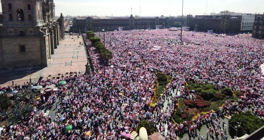Entre reclamos a AMLO y la defensa al INE, “la ola rosa” pinta la CDMX
