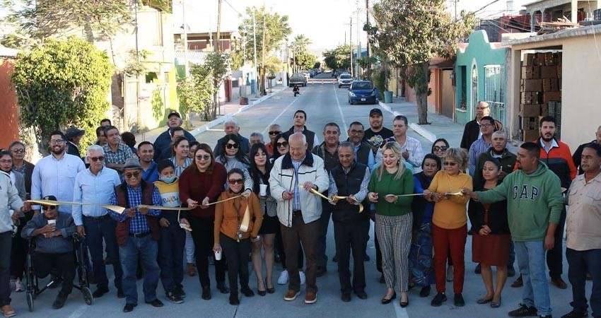 Entrega el gobernador Castro Cosío, obra de pavimentación en La Paz