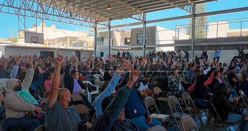 Le llueven reclamos al dirigente de burócratas de La Paz durante asamblea.