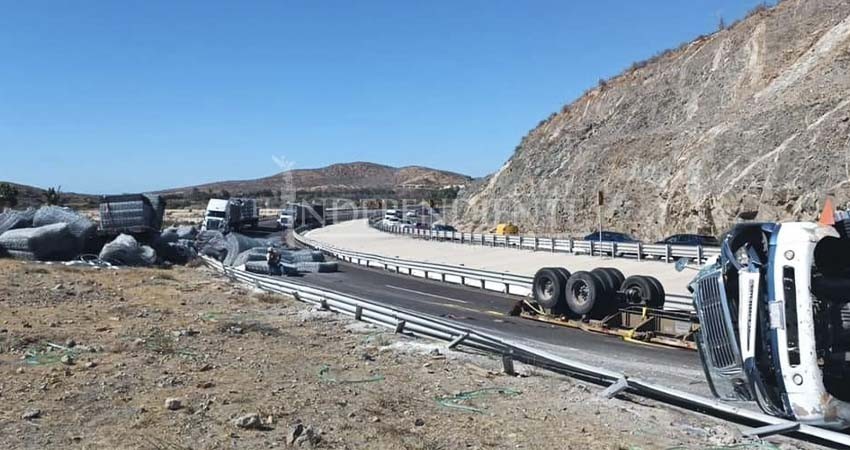 Se vuelca tráiler en Carretera CSL - Todos Santos