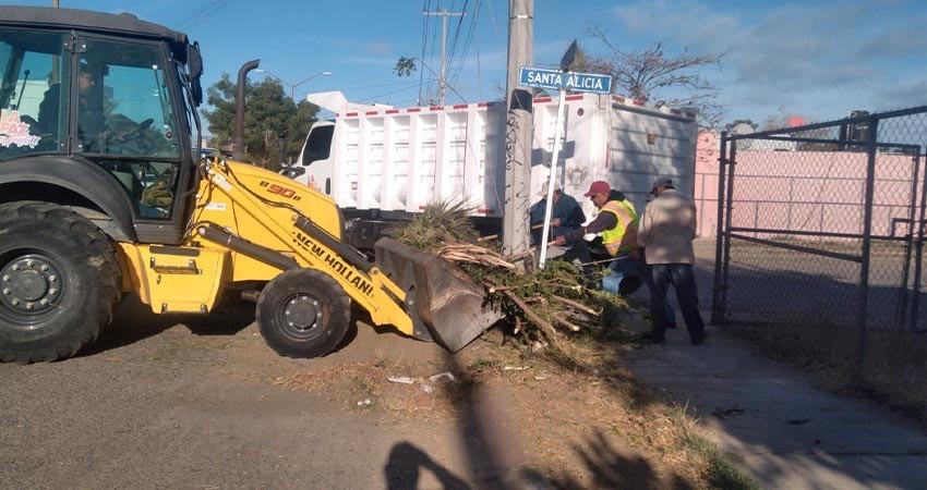 Realiza personal de barrido manual de Servicios Públicos limpieza de 6.5 km