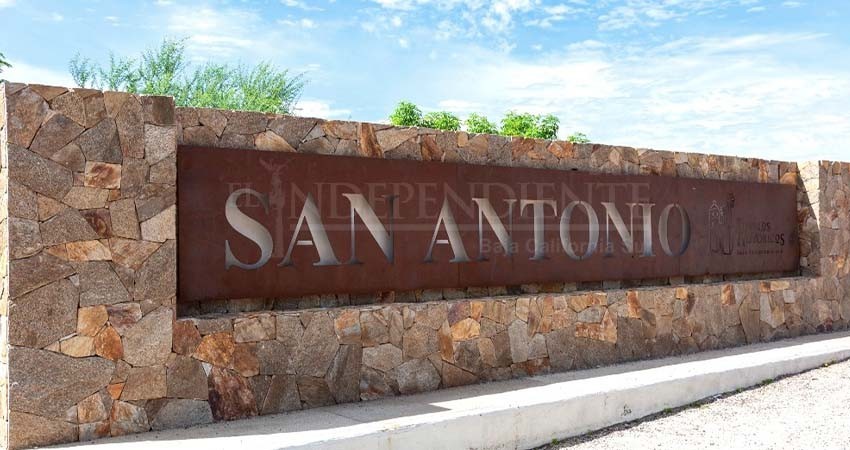 Instalan postes para paneles solares de los letreros en pueblos turísticos de La Paz