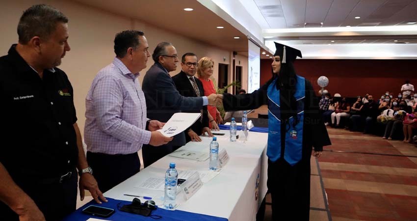 Egresa UABCS Los Cabos una generación más de estudiantes