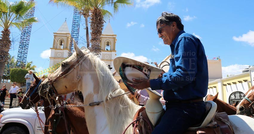 Fervor, tradición y color en la cabalgata de las Fiestas de SJC