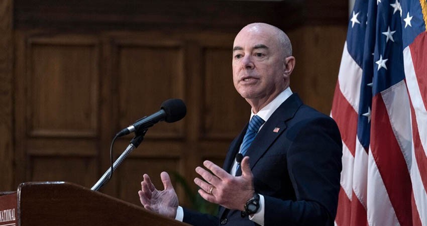 Narco sí controla regiones de México, asegura Mayorkas