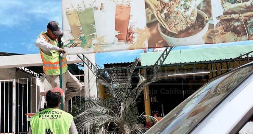 Retira el Ayuntamiento estructuras y lonas instaladas en bulevar Pino Pallas