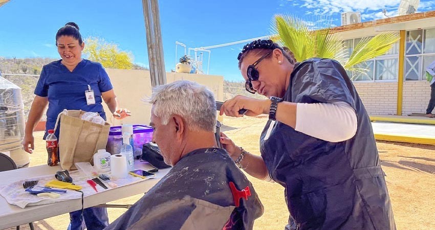 Acerca DIF Los Cabos servicios gratuitos a la comunidad Palo Escopeta; se otorgaron más de 30 apoyos