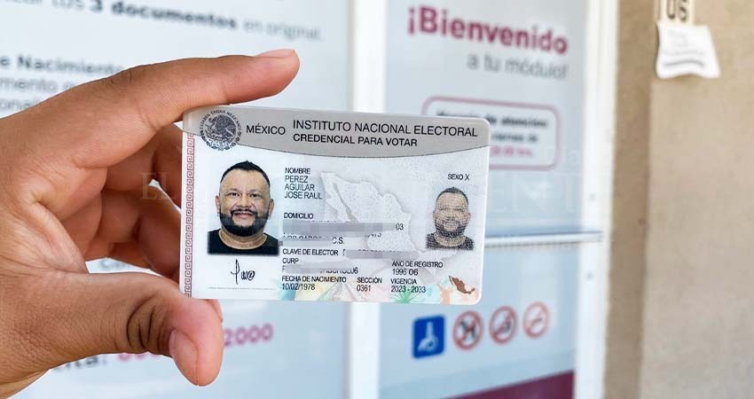 Recibe ciudadano no binario la primera INE de BCS con casilla "X"