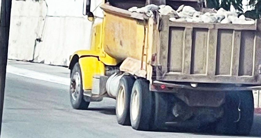 Denuncian robo de piedras en Arroyo San Jorge, Santiago